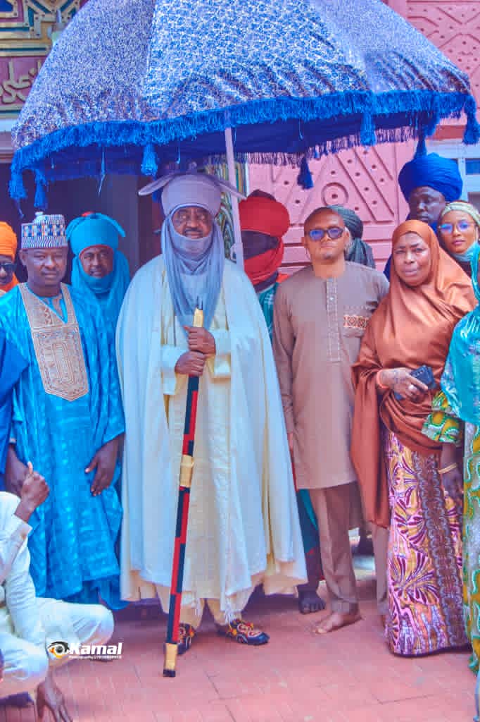 The visit gathered in the palace courtyard, beneath the ceremonial umbrella.