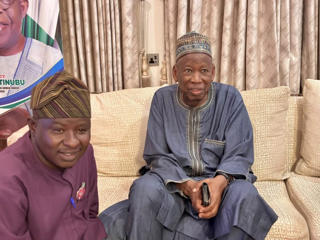 A member of the visiting party with the former Governor of Kano State and APC National Chairman.