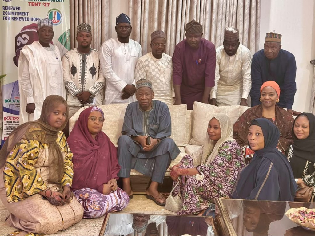 NFLSO members gathered with Dr. Abdullahi Umar Ganduje at his residence in Kano. The visit was led by Dr. Nasiru Nuhu Gama.